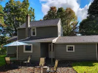 Cute 2-bedroom farmhouse in Trumansburg with WiFi Hotels in Ulysses
