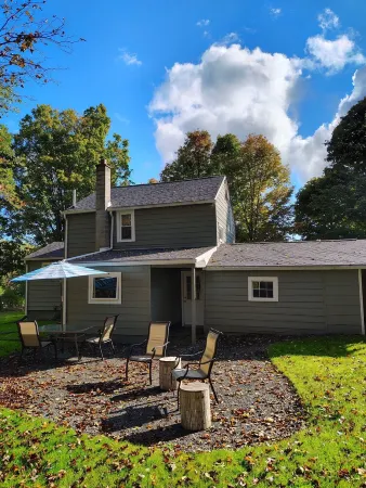 Cute 2-bedroom farmhouse in Trumansburg with WiFi