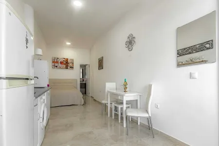 Studio the center of the tourist area with ocean views!