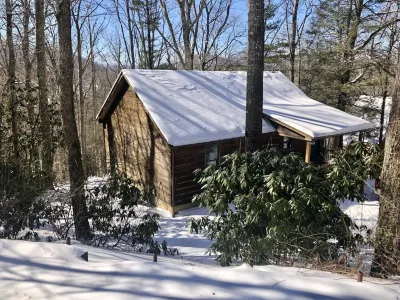 Modern 3Br/3BA Boone Cabin: Hot Tub, Game Room, Porch, Near Trails and Downtown Hotels near Elk Knob State Park