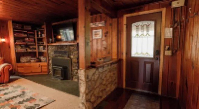 Lake, Hot Tub, Baby & Toddler Friendly, Walk to Town