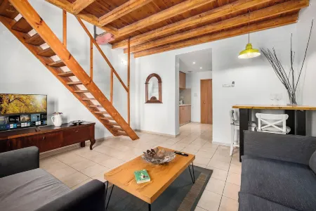 One Apartments TLV Отели рядом с достопримечательностью «Белый город»