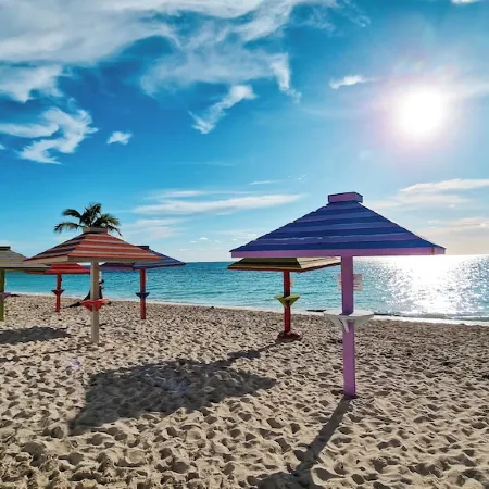NEW Stunning Ground Floor Beachfront Studio in Coral Beach, Grand Bahamas