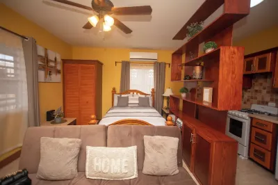 Cozy Studio Room with Private Entrance Buckley's Hoteles cerca de Port Zante