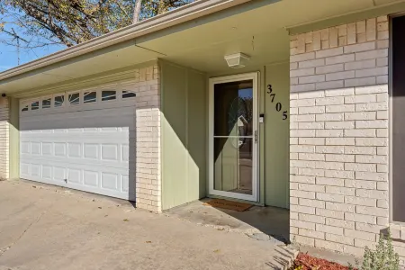 Pool House close to Temple Baylor Scott & White Отели рядом с достопримечательностью «Baylor Scott & White Medical Center — Temple»