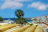 Studio the center of the tourist area with ocean views!