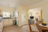 Central Cosy Character Cottage with Free Parking