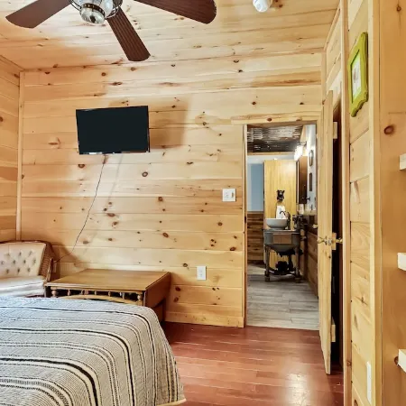 Romantic Red River Gorge Cabin w/ Hot Tub, Pond Views & Dog Friendly