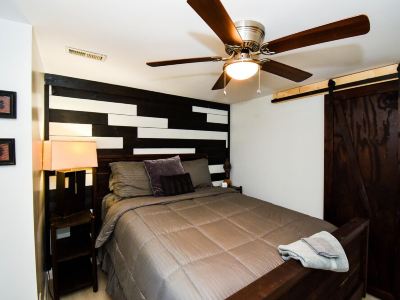 Kozy 2 bedroom close to airport with relaxing outdoor space