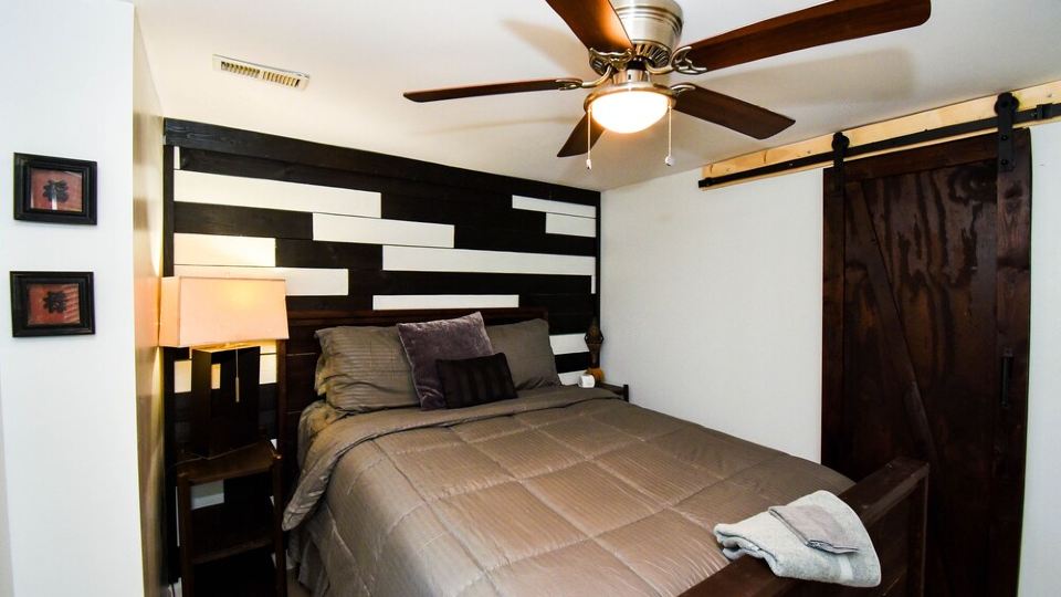 Kozy 2 bedroom close to airport with relaxing outdoor space