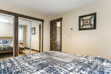 Entire 1BR apt, Sleeps 4, Wi-Fi, Close to Slopes