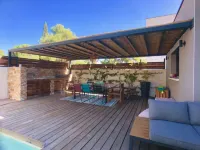 Contemporary villa with pool, 10 minutes from the beach!