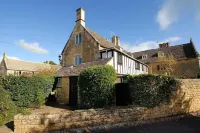 Cloisters Cottage in Bourton-on-the-water With Off Road Park For Two Cars
