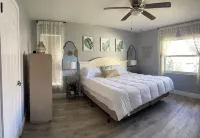 Manatee Cove, Tiki WATERFRONT Home w/BOATLIFT Отели рядом с достопримечательностью «Парк штата 7 Майл Луп Трейлхед Кристал Ривер Презерв»