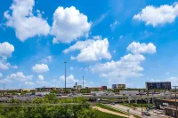 Modern 4 Story Townhome -5 minutes walk to Deep Ellum & Fair Park! - อ่างจากุชชี่