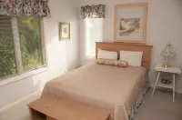 Relax by the Sea! Wide Beach! Beautiful view from porch.