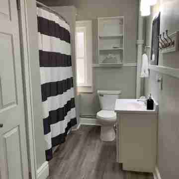 Cozy 1 Bedroom House, Free Parking, Highway Access Rooms