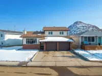 Casa Luz / New Hot Tub / BBQ Hotels in Drumheller