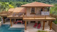 Beautiful Beach front home with 3 bedrooms and 3 1/2 bathrooms. - 泳池