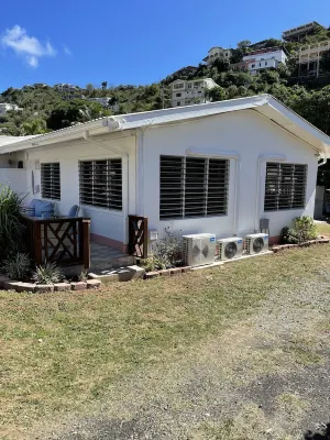 Modern oasis loaded w/amenities! 5-8 mins to the beaches, shops dining & ferries のホテル