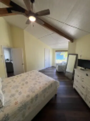 Big Yellow House with Dock on Deep Water Canal and Dock Power Available  호텔