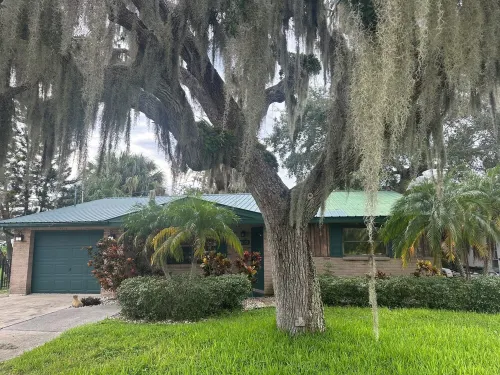 Cozy 2-bedroom house on the canal in charming Port Richey with AC, & WiFi.