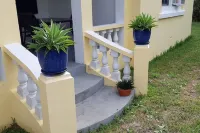 Cozy stand alone cottage with Bermuda Character Hotels in St. George's