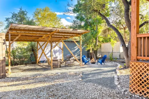 Newly Built Deer Retreat in the Texas Hill Country Hotels in Lakehills