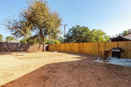 Charming 3-bedroom townhome with lots of amenities in upscale Round Rock Отели рядом с достопримечательностью «Round Rock Sports Center»