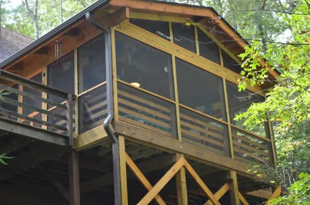 Lindal cedar home located next to Dupont State Recreational Forest. Отели рядом с достопримечательностью «Fred W. Symmes Chapel»