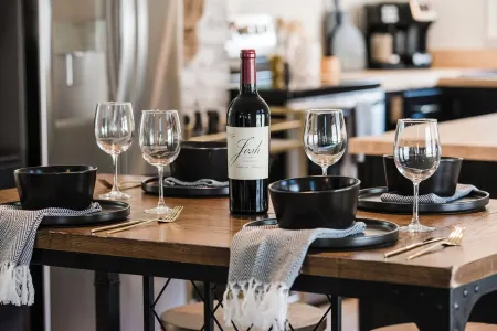 Newly Remodeled Downtown Fort Mill home: 3 Queens - Sleeps 6