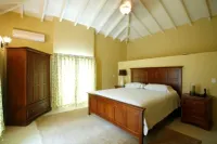 Spacious 3 bedroom villa with pool in Red Pond