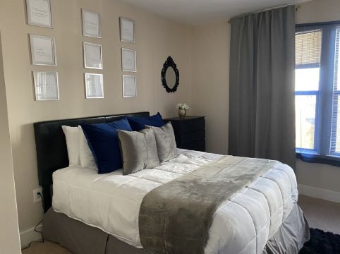 Spacious Midtown loft Style Apartment