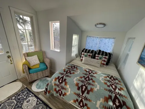 Zenful Avo-Cottage w/hot tub — 5 min from the beach & hiking!