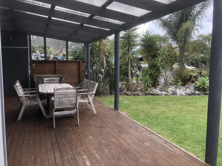 Modern Kiwi Bach, OTP Bach Отели в г. Уан Три Пойнт