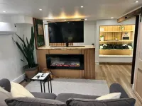 Southern New England Luxury with private patio, fireplace, spa like bathroom! 沃威克住宿飯店
