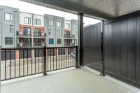 Cozy Getaway in Uptown Waterloo Các khách sạn gần The Clay & Glass