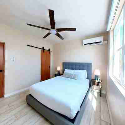 Modern Stay, Full Kitchen, 1 Block from the Beach. Rooms