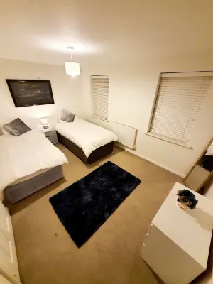 *Modern 3 bed in Newport - close to city centre*