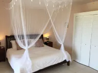 Private romantic retreat, ideally located, panoramic views, walk to the beach. Cliftons 호텔