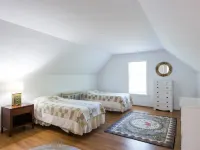 Beautiful 3 bedroom  2 bath Home / Close to Town & Beach Hotels in Oak Bluffs