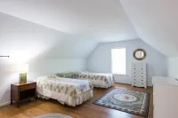 Beautiful 3 bedroom  2 bath Home / Close to Town & Beach Hôtels à : Oak Bluffs