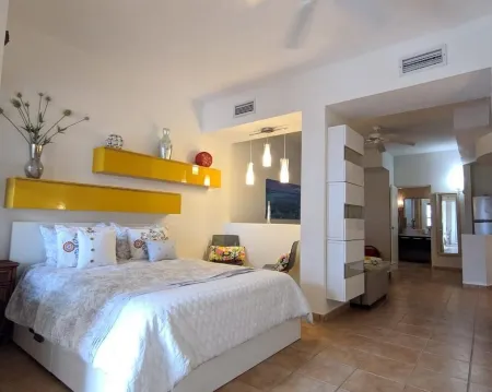 Beachfront Modern Studio next to Wyndham Hotel