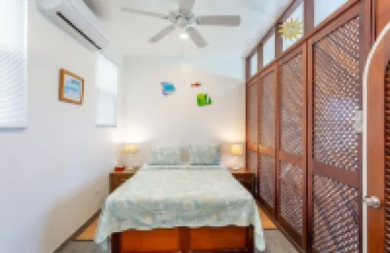 Sea Breeze - AppleSurf! Beachfront one bedroom in Apple Bay Hotels in 
