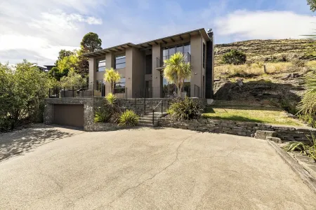 Luxurious Lake View Escape - 3 Bedroom Home!