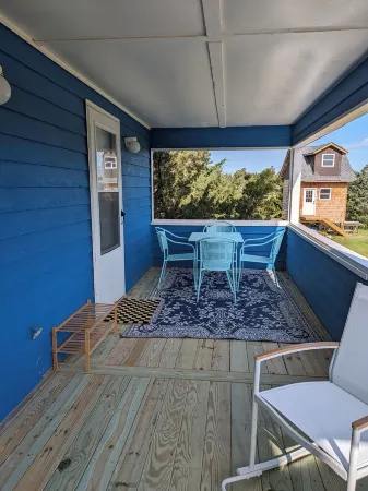 NEW LISTING! Cozy, cool beach box. Quick walk to the beach!