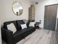Lake Okanagan Beach Condo w/ Private Buoy, AC, Heated Outdoor Pool, Patio, Sups โรงแรมในเวอร์นอน