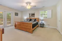 Smoky Mountain Retreat, 5 Min to Downtown Bryson City ~ Hot Tub ~ Hiking.