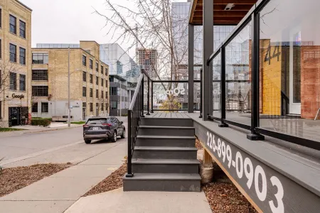 Single Bachelor unit en-suite Across from Google