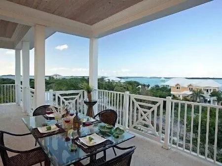 Luxury Home in Feb. Pt. with dip pool, spectacular ocean views, steps to beach